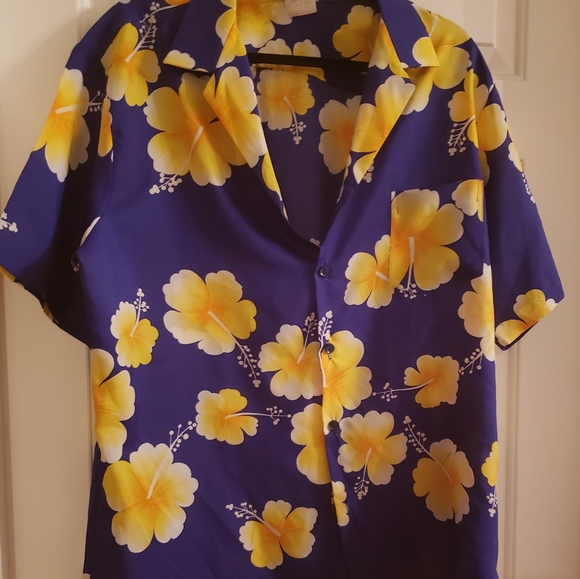 Hilo Hattie Other - Hawaiian print  shirt by Hilo Hattie.